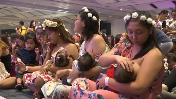 فيديو.. مئات الأمهات يشاركن في التشجيع على الرضاعة&nbsp;الطبيعية