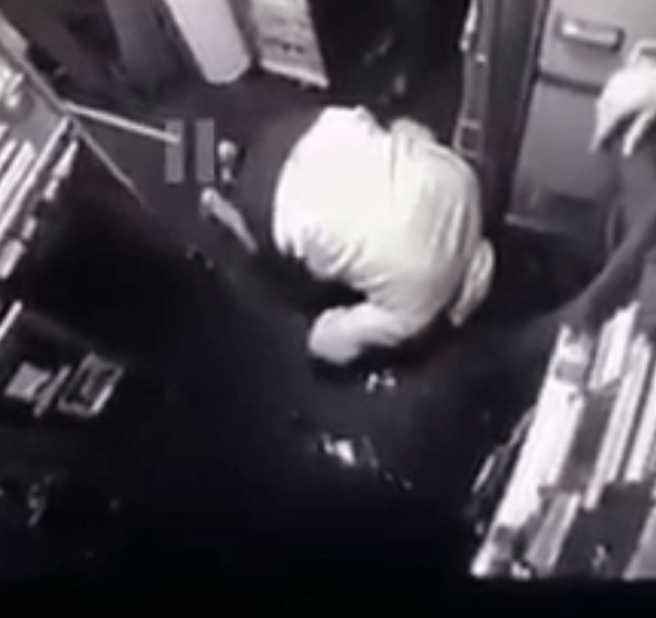 شاهد.. يصلي في داخل الطائرة ثم يعتدي بالضرب على&nbsp;المضيف