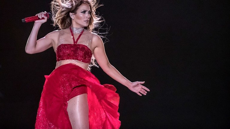 بالصور.. ملابس جينيفر تثير الجدل في مصر.. بلاغ للنائب&nbsp;العام