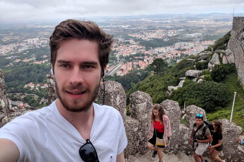 من الملاجئ إلى مليونير.. ثلاث سنوات رحلة شاب لم يتجاوز 21&nbsp;عاماً