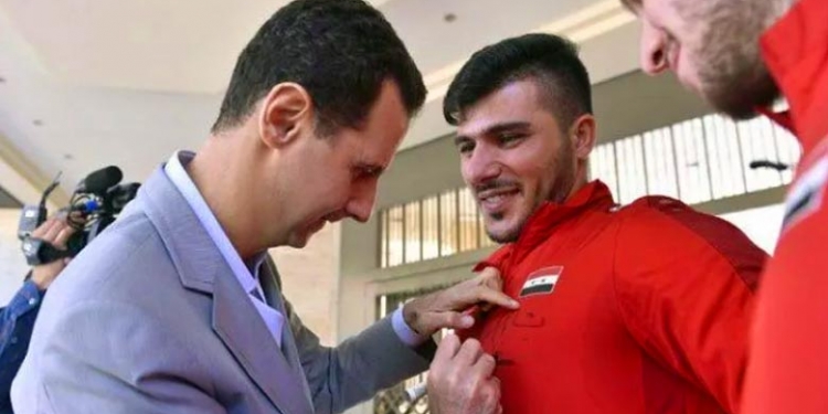 الأسد يكرم الحارس عالمة