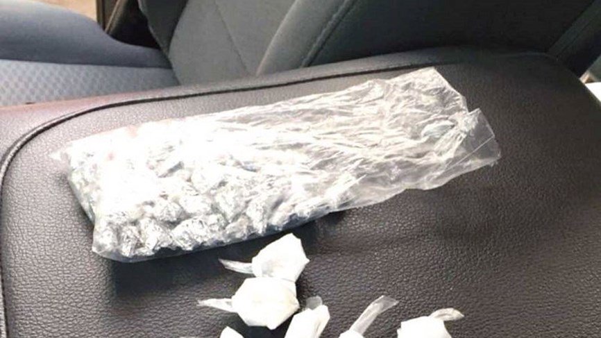 دست المخدرات في سيارة زوجها وأبلغت&nbsp;عنه