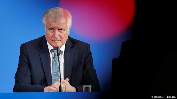 وزير الداخلية الألماني: يجب سحب صفة لاجئ من الذين يزورون سوريا&nbsp;وترحيلهم