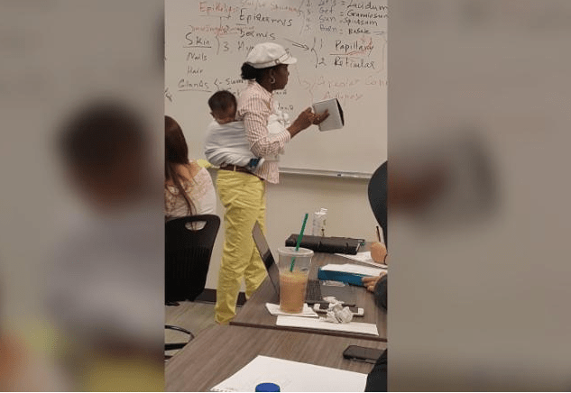 تحمل طفل طالبتها وتحاضر