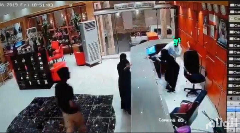 السعودية.. عراك بين موظفة فندق وأحد النزلاء..&nbsp;(فيديو)