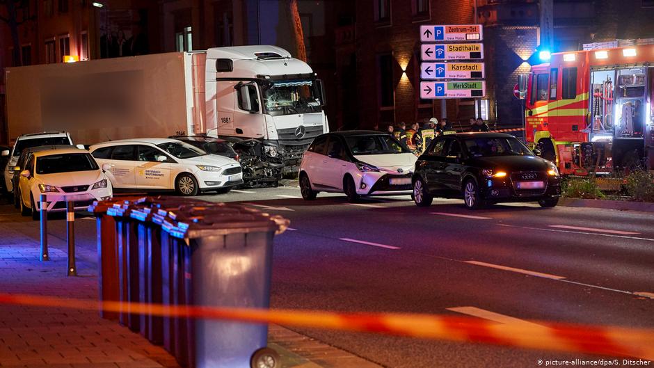 لاجئ سوري يسرق شاحنة