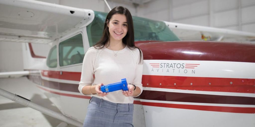 لاجئة سورية تصمم شاحنا يستخدم الهواء لتزويد الأجهزة داخل الطائرة&nbsp;بالطاقة