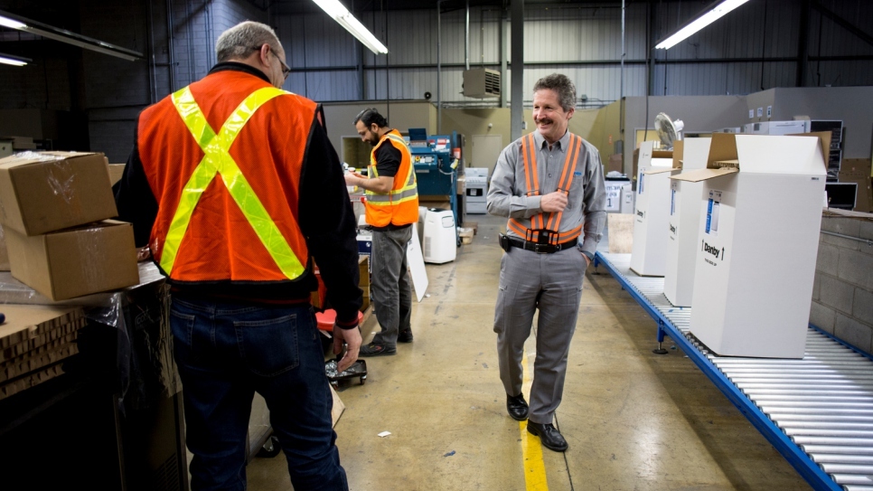 رجل أعمال كندي يستقبل مئات اللاجئين&nbsp;السوريين