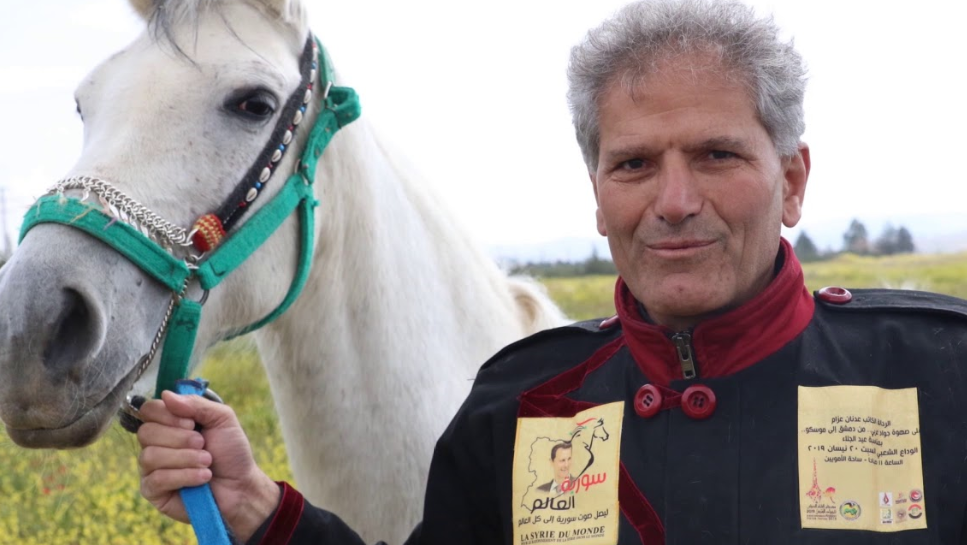 قصة “عدنان عزام” الذي قاد حصاناً إلى روسيا هديه لبوتين فخذله