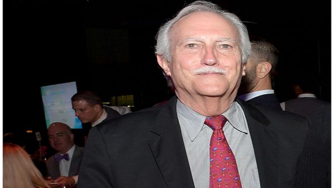 وصل أمريكا بمعطف وحيد وحذاء ودون معرفة بالإنجليزية.. أصبح ابنه أغنى رجل&nbsp;بالعالم