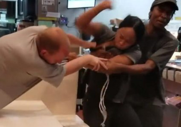 كويتية تطعن سوريين&nbsp;بالسكين