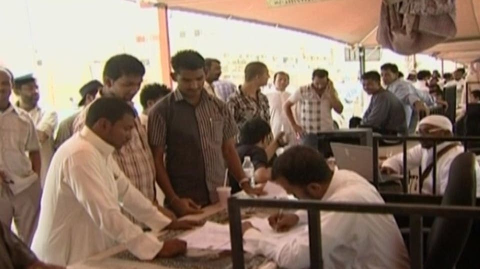 السعودية.. تجميد أرصدة الوافدين الذين لهم حسابات تزيد عن&nbsp;أجورهم