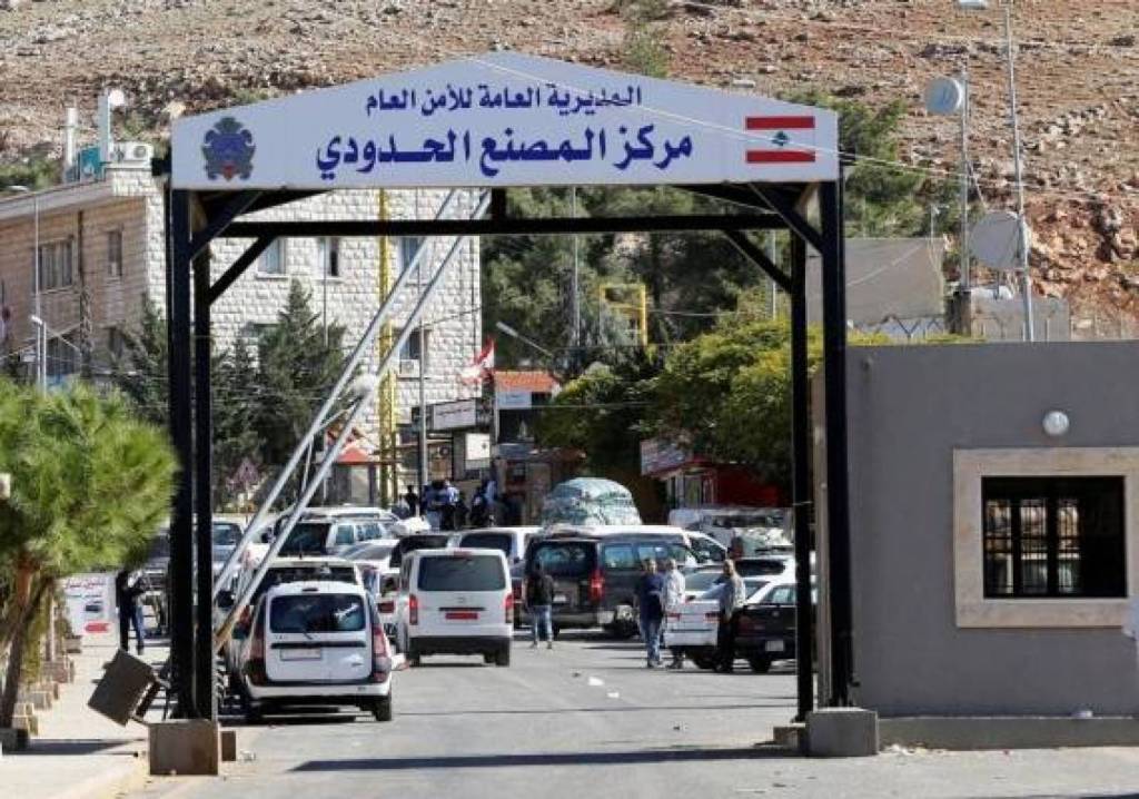 يمنع السوريين من دخول لبنان إلا لمغادرتها إلى دولة&nbsp;أخرى