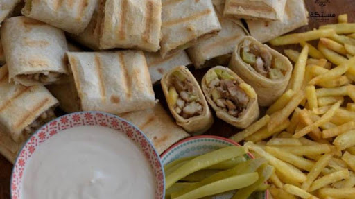 وفاة شخصين وأكثر من 800 حالة تسمم بالشاورما في&nbsp;حفل