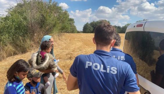 سوري يضرب زوجته الحامل أمام أطفاله بمحطة&nbsp;الحافلات