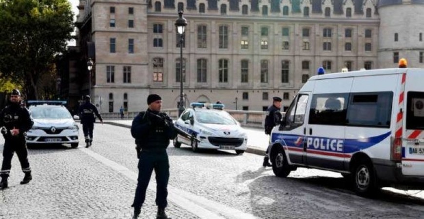 بالساطور.. شخص يطعن عددا من المارة في&nbsp;باريس