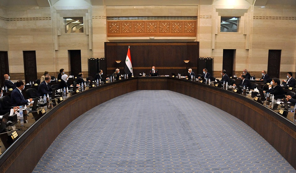 عدنان الأسد يهاجم حكومة النظام ويصف الوزير منصور عزام باللص&nbsp;والخائن