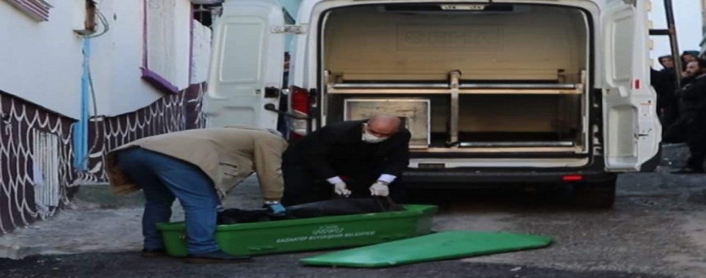 جريمة مروعة.. لاجئ سوري يطعن زوجته ثم يخنقها أمام أطفاله&nbsp;الخمسة