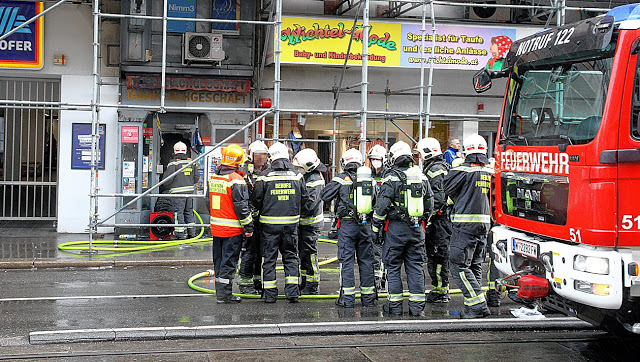 شاب يسكب البنزين على صديقته ويحرقها داخل&nbsp;متجر