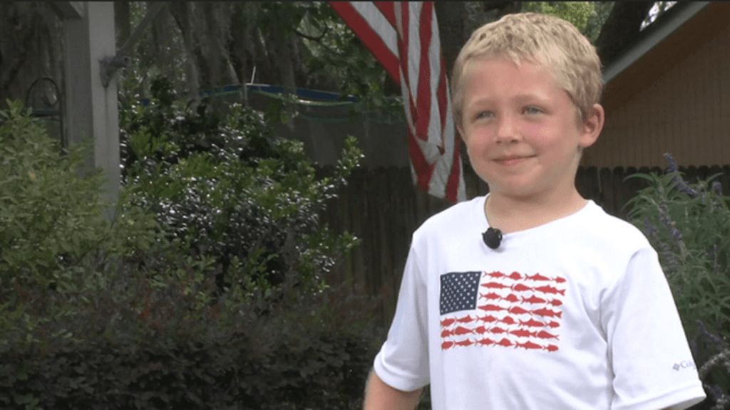 عمره 7 أعوام.. سبح وحيدا لمدة ساعة لإنقاذ والده&nbsp;وأخته