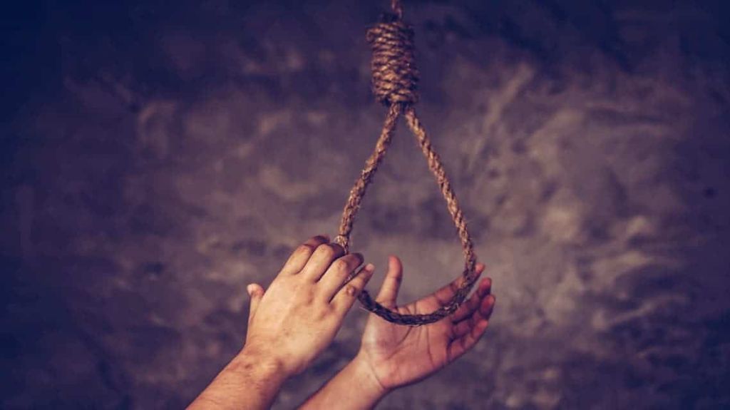 جريمة مروعة… طبيب يسحل ويشنق&nbsp;والدته