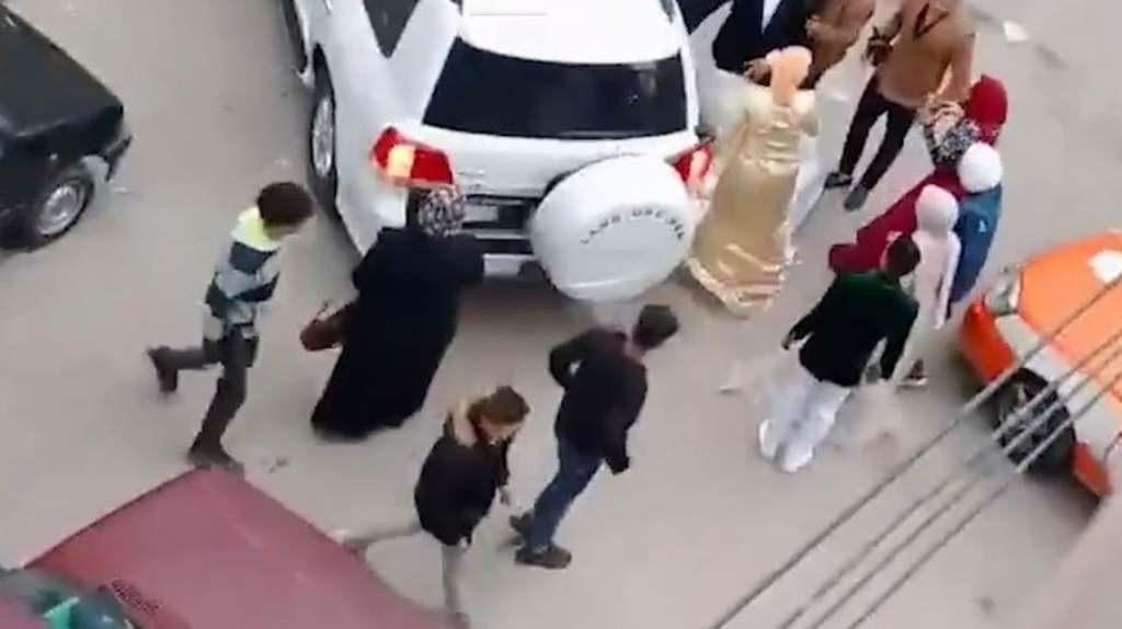 بالفيديو.. العريس وشقيقته ضربا عروس الإسماعيلية&nbsp;بالشارع