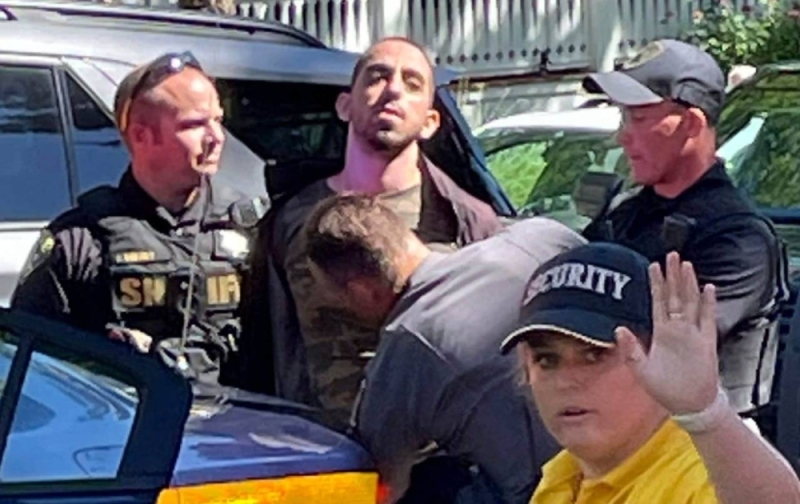 من هو اللبناني الأميركي الذي طعن الكاتب سلمان&nbsp;رشدي