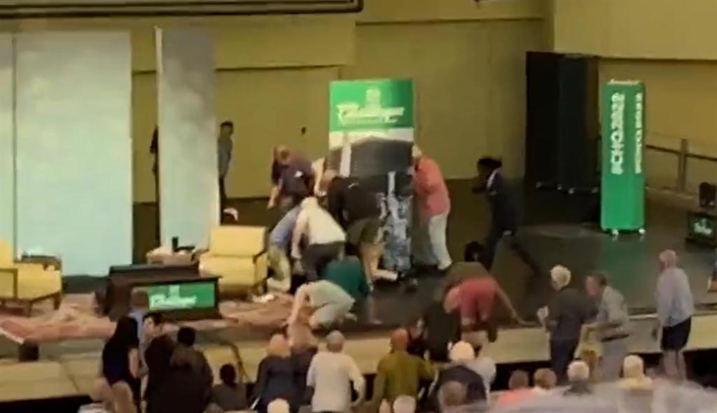 الكاتب سلمان رشدي “صاحب كتاب آيات شيطانية”  يتعرض للطعن قبل إلقائه&nbsp;محاضرة